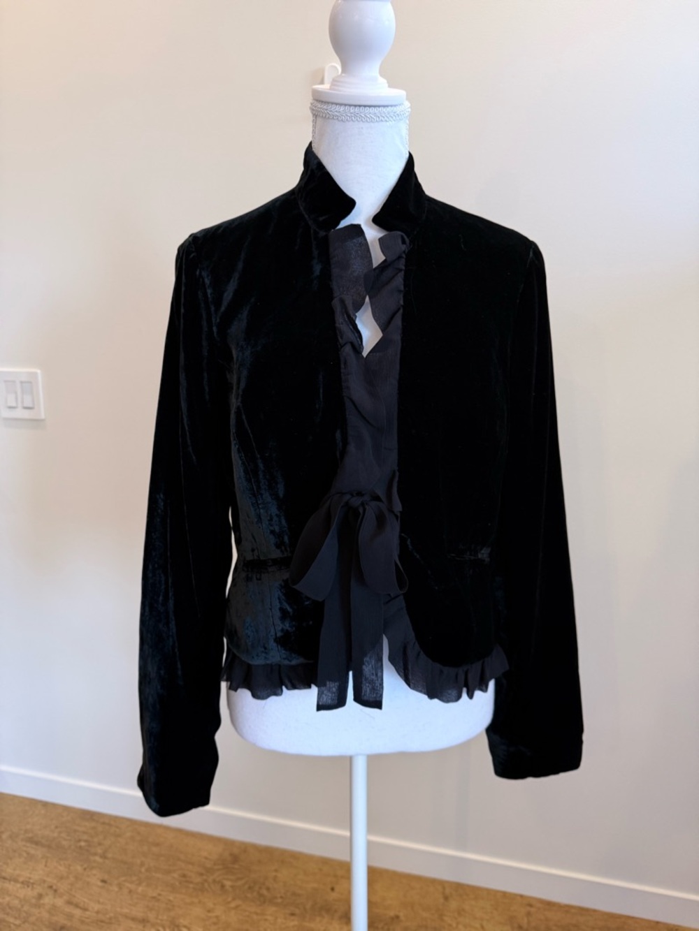 Bob Mackie Black Velvet Tie-Front Blazer size 10 Career Witchy Goth Tailored